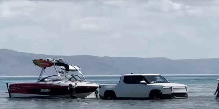 Regardez ce Rivian R1T conduire directement dans un lac