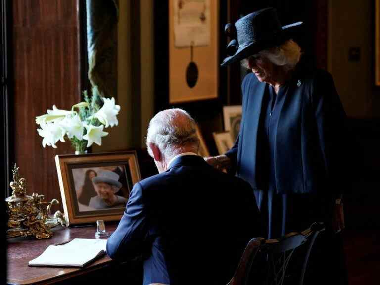 Regardez le moment où le roi Charles s’emporte à cause d’un stylo qui fuit