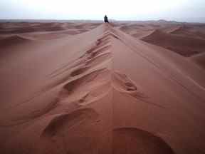 Les dunes massives de l'Erg Chigaga dans le désert du Sahara sont la plus grande mer de sable doré du Maroc.