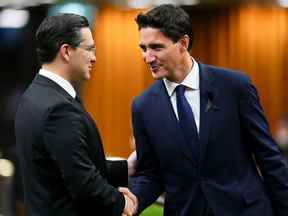 Le chef conservateur nouvellement élu Pierre Poilievre, à gauche, et le premier ministre Justin Trudeau se saluent alors qu'ils se réunissent à la Chambre des communes pour rendre hommage à la reine Elizabeth le 15 septembre 2022.