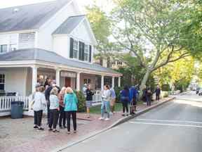 Les migrants se rassemblent après avoir été transportés par avion depuis le Texas sur un vol financé par le gouverneur de Floride Ron DeSantis, à Edgartown, Mass., le 15 septembre.