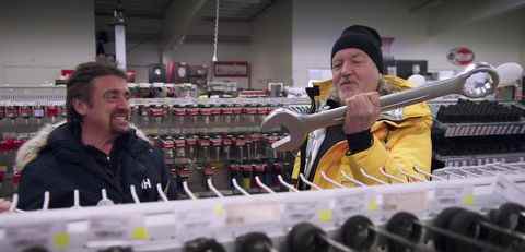 richard hammond et james may admirant une clé géante dans un magasin d'outils dans le film scandi du grand tour