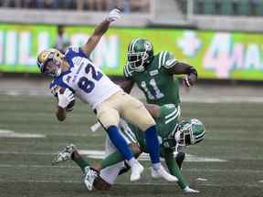 Le receveur large des Blue Bombers de Winnipeg, Drew Wolitarsky (82 ans), dirige le ballon pendant la première moitié du match de la Classique de la fête du Travail opposant les Roughriders de la Saskatchewan aux Blue Bombers de Winnipeg au Mosaic Stadium le dimanche 4 septembre 2022 à Regina.