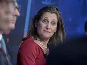 Chrystia Freeland réagit lors d'une table ronde le troisième jour du Forum économique mondial 2018 à Davos, en Suisse.