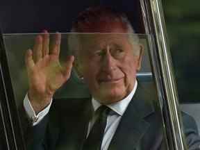 Le roi de Grande-Bretagne Charles III salue la foule après avoir quitté Clarence House dans le centre de Londres, le mercredi 14 septembre 2022, avant la procession cérémonielle du cercueil de la reine Elizabeth II, du palais de Buckingham à Westminster Hall.