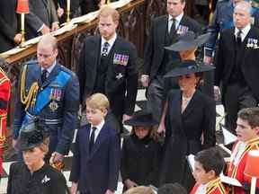 Les membres de la famille royale (de gauche à droite, de face) le prince de Galles, le prince George, la princesse Charlotte, la princesse de Galles, le duc de Sussex, la duchesse de Sussex, Peter Phillips et le comte de Snowdon, arrivant à les funérailles d'État de la reine Elizabeth II, à l'abbaye de Westminster, à Londres, le 19 septembre 2022.