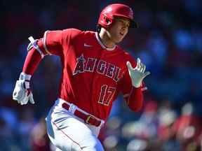 Le frappeur désigné des Los Angeles Angels Shohei Ohtani (17 ans) court après avoir réussi un doublé contre les Mariners de Seattle lors de la sixième manche au Angel Stadium.