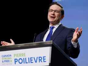 Pierre Poilievre, espoir à la direction du Parti conservateur du Canada, prend part à un débat lors de la Conférence sur les réseaux forts et libres du Canada à Ottawa, Ontario, Canada, le 5 mai 2022. REUTERS/Blair Gable