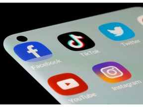 Les applications Facebook, TikTok, Twitter, YouTube et Instagram sont visibles sur un smartphone.