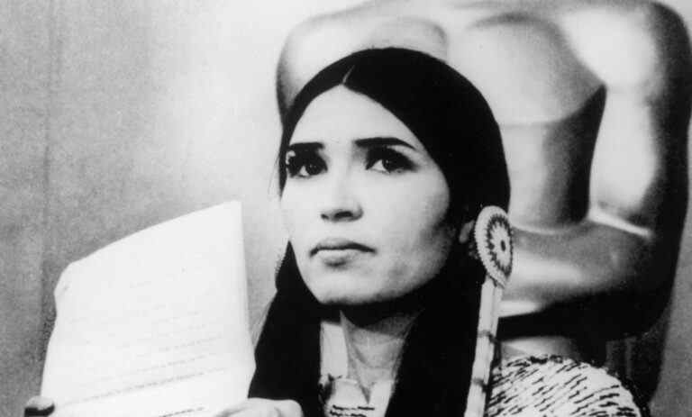 Sacheen Littlefeather revient sur les Oscars de 1973 : « Je n'ai pas fait ça totalement pour Marlon… Je l'ai fait pour les autochtones du monde entier » (EXCLUSIF)
	
	
