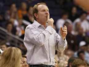 Le propriétaire des Suns, Robert Sarver, fait signe à Danny Granger des Pacers après que Granger ait raté un tir lors de la seconde moitié d'un match de la NBA à Phoenix, le 6 mars 2010.