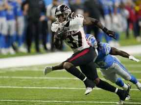 Le demi de coin des Falcons d'Atlanta Dee Alford (37 ans) s'éloigne du receveur large des Lions de Détroit Kalil Pimpleton lors d'un match préparatoire de la NFL le 12 août. remporter un deuxième championnat consécutif de la Coupe Grey.