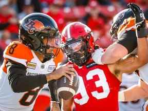 Le quart-arrière des Lions de la Colombie-Britannique Vernon Adams lance sous la pression de Romeo McKnight des Stampeders de Calgary lors d'un match de football de la LCF à Calgary le samedi 17 septembre 2022.