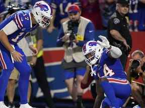 Le quart-arrière des Bills Josh Allen (à gauche) et le receveur Stefon Diggs (à droite) célèbrent un touché au cours du troisième quart contre les Titans au Highmark Stadium d'Orchard Park, NY, le lundi 19 septembre 2022.