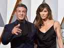 L'acteur Sylvester Stallone et le mannequin Jennifer Flavin assistent à la 88e cérémonie des Oscars au Hollywood & Highland Center le 28 février 2016 à Hollywood, en Californie.