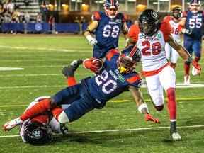 Le demi offensif des Alouettes de Montréal Jeshrun Antwi (20 ans) est attaqué au stade Percival Molson à Montréal le vendredi 2 septembre 2022. L'équipe a besoin d'une propriété locale stable et à long terme, ainsi que d'une gestion et d'un entraînement de niveau professionnel pour réussir sur ce marché, écrit Jack Todd.