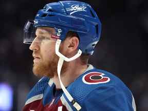 Nathan MacKinnon de l'Avalanche du Colorado regarde avant le deuxième match contre le Lightning de Tampa Bay lors de la finale de la Coupe Stanley de la LNH 2022 au Ball Arena le 18 juin 2022 à Denver, Colorado.