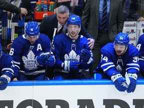 10 mai 2022 ;  Toronto, Ontario, CAN ;  L'entraîneur-chef des Maple Leafs de Toronto, Sheldon Keefe, félicite Mitchell Marner (16) et l'attaquant Michael Bunting (58) pour avoir aidé sur le but de l'attaquant Auston Matthews (34) contre le Lightning de Tampa Bay au cours de la troisième période du cinquième match du premier tour de la Éliminatoires de la Coupe Stanley 2022 à la Scotiabank Arena.