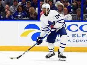 Wayne Simmonds des Maple Leafs de Toronto cherche à passer en troisième période lors d'un match contre le Lightning de Tampa Bay à l'Amalie Arena le 04 avril 2022 à Tampa, en Floride.