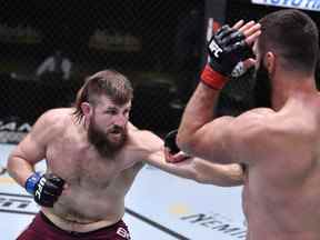 Dans cette image fournie par l'UFC, Tanner Boser, à gauche, frappe Andrei Arlovski de Biélorussie dans un combat de poids lourds lors de l'événement UFC Fight Night à l'UFC APEX le 07 novembre 2020 à Las Vegas, Nevada.