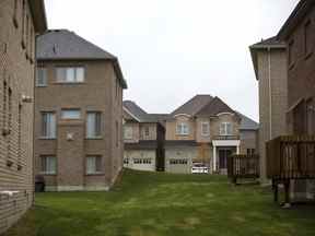 De nouvelles maisons se dressent à East Gwillimbury, en Ontario.