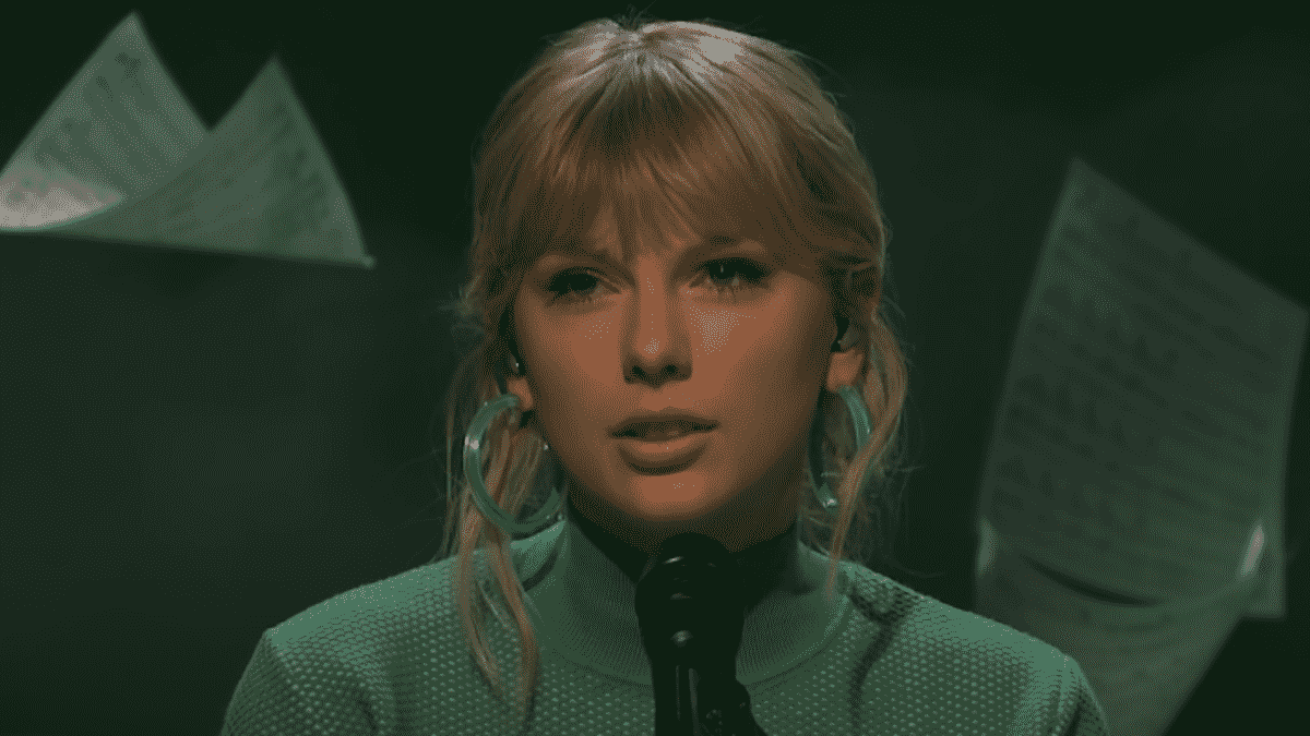 Taylor Swift singing Lover on Saturday Night Live in 2019