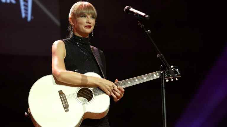 Taylor Swift révèle son processus d'écriture dans le discours des Nashville Songwriter Awards
