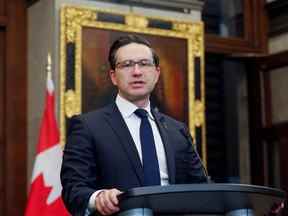 Le chef du Parti conservateur Pierre Poilievre devant la Chambre des communes sur la Colline du Parlement à Ottawa.