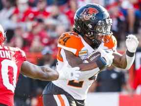 Les Lions de la Colombie-Britannique James Butler dirigent le ballon contre les Stampeders de Calgary lors d'un match de football de la LCF à Calgary le samedi 17 septembre 2022.