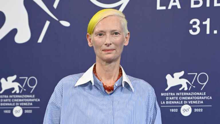 Tilda Swinton fait une déclaration politique au Festival du film de Venise : "C'est mon honneur de porter la moitié du drapeau ukrainien" Le plus populaire doit être lu Inscrivez-vous aux newsletters Variété Plus de nos marques
	
	
