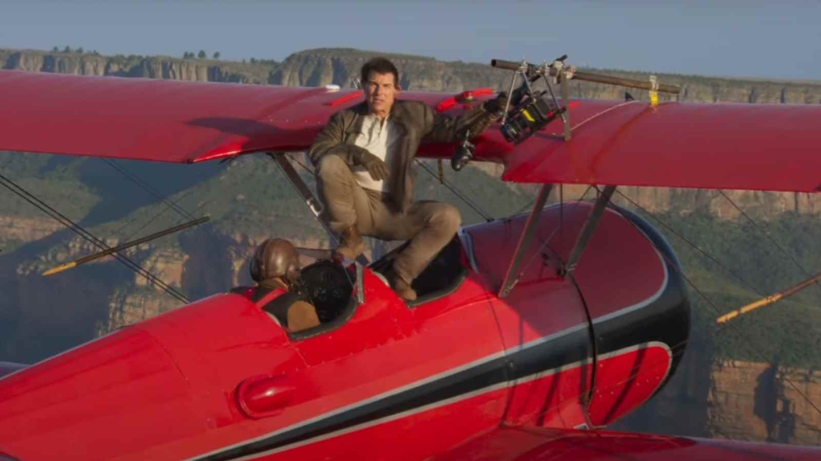 Tom Cruise se tient avec désinvolture sur un avion volant dans Mission: Impossible - Dead Reckoning Stunt Sneak Peek
