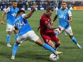 27 août 2022 ;  Charlotte, Caroline du Nord, États-Unis ;  Le défenseur du Charlotte FC Jaylin Lindsey (24) essaie de voler le Toronto FC Frederico Bernardeschi (10) au cours de la seconde moitié au stade Bank of America.