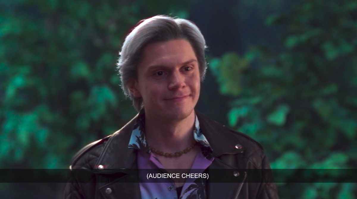 Evan Peters dans le rôle de Pietro Maximoff alias Quicksilver dans WandaVision debout dans la porte portant une veste en cuir et une chemise hawaïenne comme un personnage loufoque de frère de sitcom