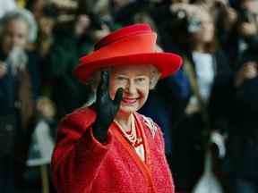 La reine Elizabeth II salue alors qu'elle quitte l'hôtel Royal York à Toronto, le vendredi 11 octobre 2002.