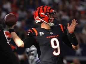 Joe Burrow des Bengals de Cincinnati passe le ballon contre les Cowboys de Dallas lors de la seconde mi-temps au stade AT&T le 18 septembre 2022 à Arlington, Texas.