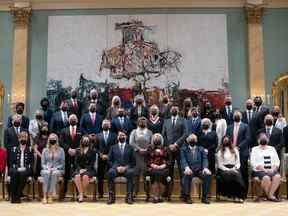 La gouverneure générale Mary May Simon siège avec le premier ministre Justin Trudeau et les membres du cabinet nouvellement annoncé après une cérémonie d'assermentation à Rideau Hall le 26 octobre.