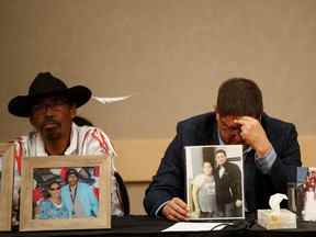 Mark Arcand, à droite, frère de la victime poignardée de la Nation crie de James Smith, Bonnie Burns, et Brian, mari de Bonnie, s'arrêtent derrière des photos de Bonnie lors d'une conférence de presse à Saskatoon, Saskatchewan, Canada, le 7 septembre 2022.