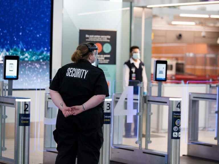 Un homme armé d’un couteau d’un restaurant de l’aéroport d’Edmonton accusé d’avoir blessé la GRC