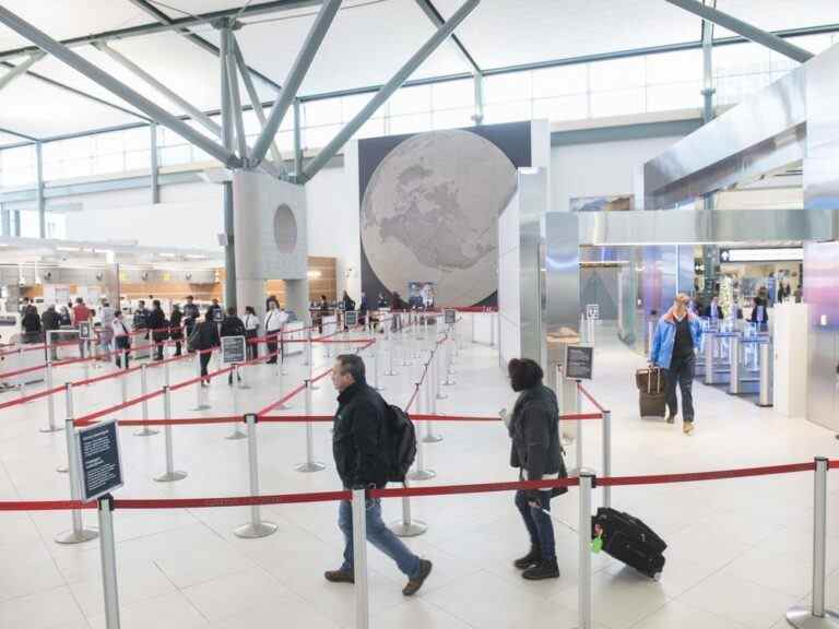 Un homme avec un couteau fait irruption dans la sécurité de l’aéroport d’Edmonton, un agent de la GRC est blessé avant son arrestation