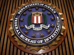 WASHINGTON - 09 MARS : Le sceau du FBI est suspendu dans la salle des drapeaux au siège du bureau le 9 mars 2007 à Washington, DC.  Le directeur du FBI, Robert Mueller, répondait à un rapport de l'inspecteur général du ministère de la Justice concluant que le FBI avait commis 22 violations dans sa collecte d'informations par l'utilisation de lettres de sécurité nationale.  Les lettres, que l'audit numérotait à 47 000 en 2005, permettent à l'agence de collecter des informations telles que des enregistrements téléphoniques, bancaires et e-mail sans une assignation judiciaire approuvée.