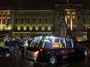 Le corbillard royal transportant le cercueil de la reine Elizabeth II arrive au palais de Buckingham le 13 septembre 2022 à Londres.