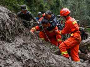 Cette photo prise le 8 septembre 2022 montre des policiers paramilitaires et des secouristes évacuant des habitants à la suite d'un tremblement de terre de magnitude 6,6 le 5 septembre.