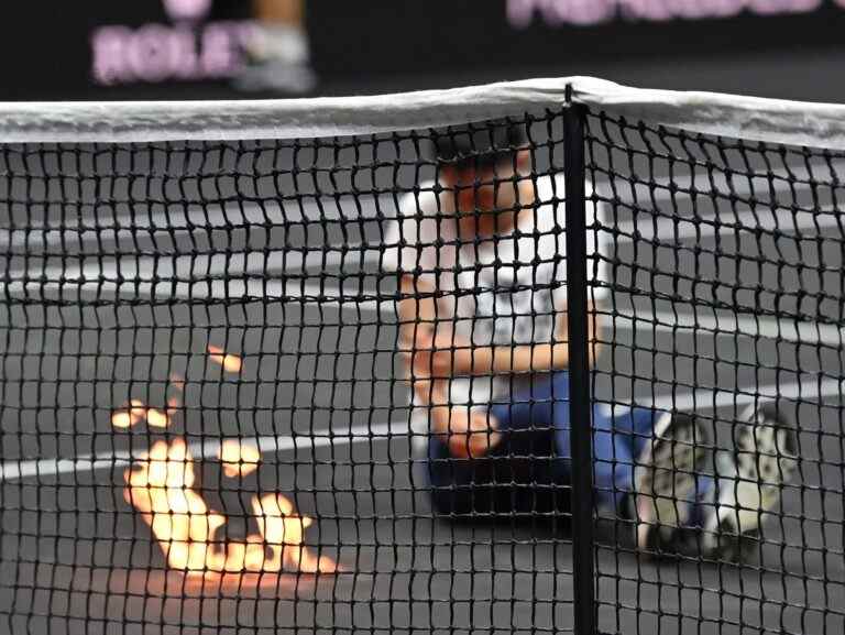 Un manifestant met le feu à un bras lors d’un match de la Laver Cup