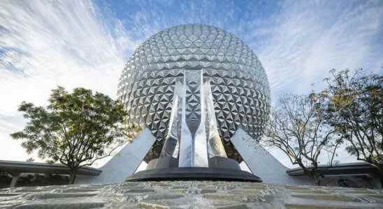 Spaceship Earth and Fountain at Epcot