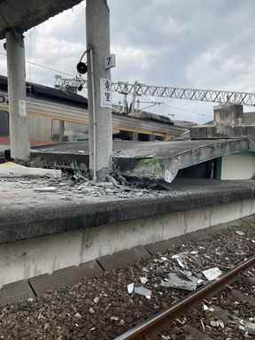 Cette photo prise et publiée le 18 septembre 2022 par l'administration des chemins de fer de Taiwan montre une plate-forme de train endommagée après un tremblement de terre de magnitude 6,9, à la gare de Dongli à Hualien.