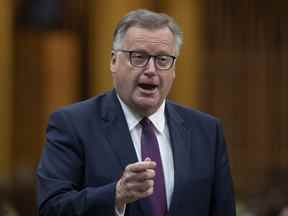 Le député conservateur Kevin Waugh se lève pendant la période des questions à la Chambre des communes le mardi 13 avril 2021 à Ottawa.  Les députés conservateurs disent que les libéraux font de la politique avec les restrictions frontalières liées à la COVID-19, et parler de supprimer ces restrictions pourrait avoir quelque chose à voir avec le nouveau chef conservateur. LA PRESSE CANADIENNE/Adrian Wyld