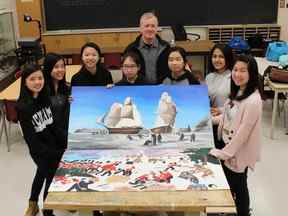 Les étudiants et l'enseignant Graham Bye du club de peintures murales de l'Albert Campbell Collegiate Institute posent avec des peintures murales de la bataille de Queenston Heights et de l'expédition Franklin.