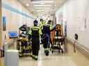 Les ambulanciers paramédicaux de Toronto livrent des patients à la salle d'urgence de l'hôpital Humber River sur cette photo du 20 janvier. 