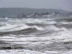 Les vagues déferlent sur le rivage à Eastern Passage, en Nouvelle-Écosse, le samedi 24 septembre 2022.