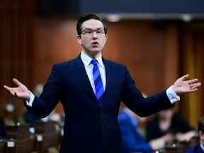 Le député conservateur Pierre Poilievre se lève pendant la période des questions à la Chambre des communes sur la Colline du Parlement à Ottawa le vendredi 30 avril 2021.